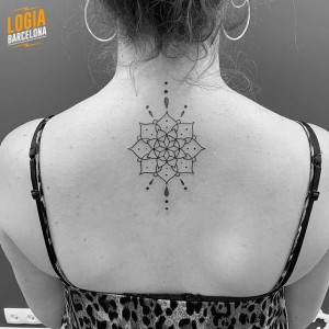 tattoo en la espalda - Mandala flor - Logia Barcelona 